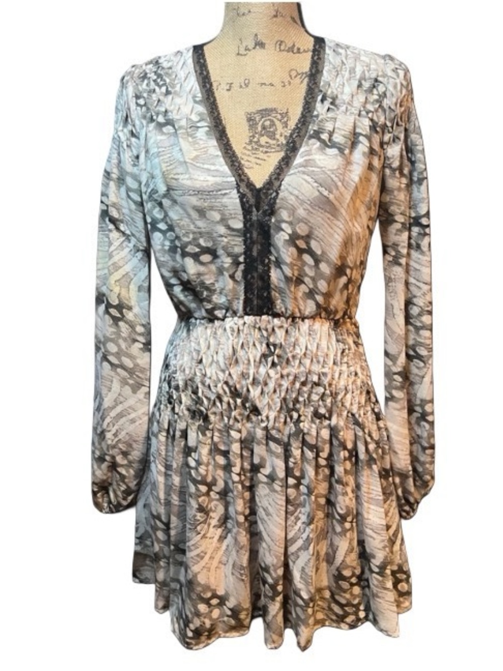 Bebe V-Neck Balloon Sleeve Dress